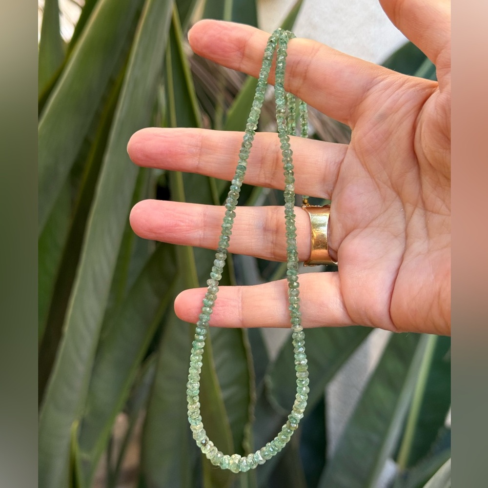 Faceted natural emerald bead necklace - Picture 6 of 14